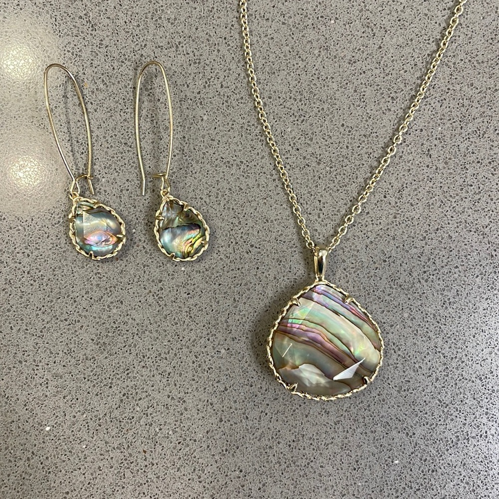 Kendra Scott pendant necklace and earrings set. Gold chain. Abalone shell style.